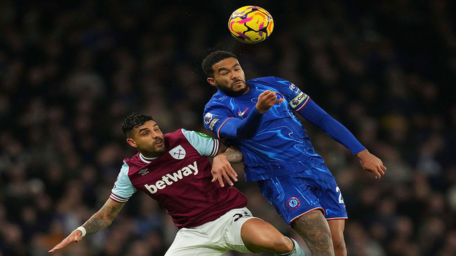 Pemain Chelsea menyerang West Ham di derby London