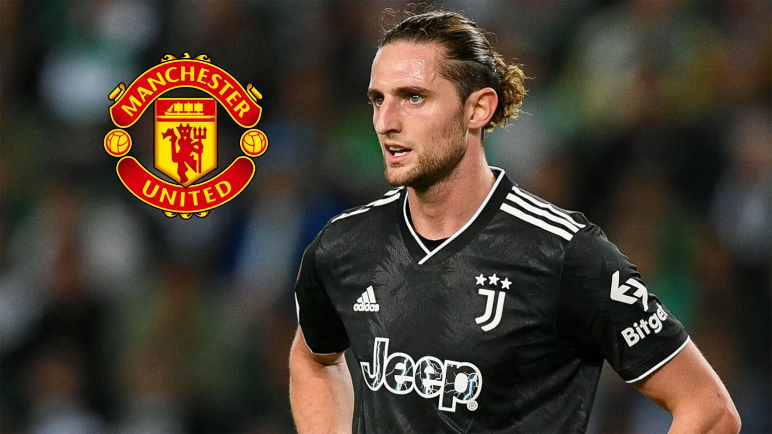 Adrien Rabiot mengenakan jersey Manchester United, calon gelandang baru klub
