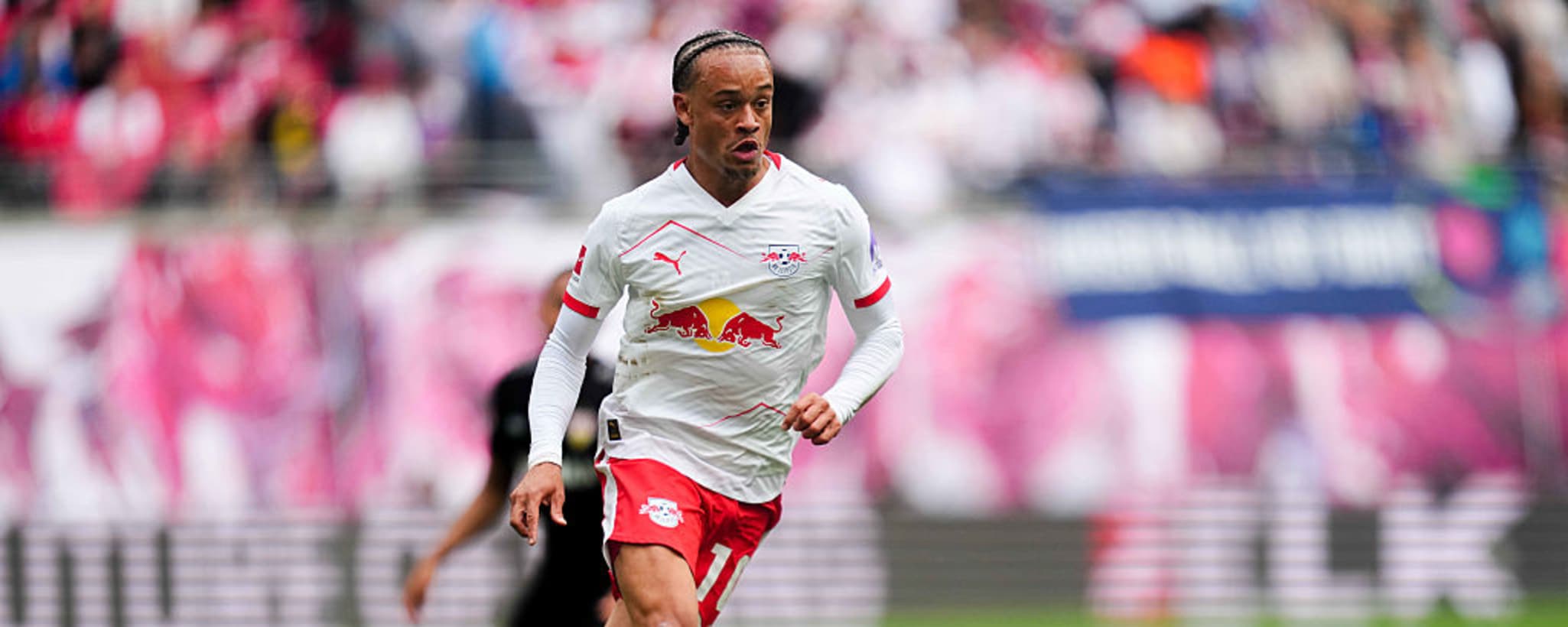 RB Leipzig jual Simons Xavi Simons menggiring bola di lapangan